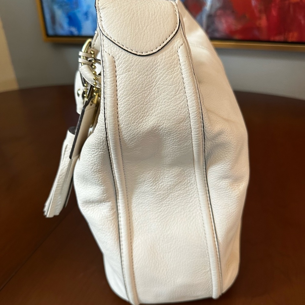 Gorgeous Cream Authentic Coach Leather Bag with Blue Interior - Picture 10 of 13